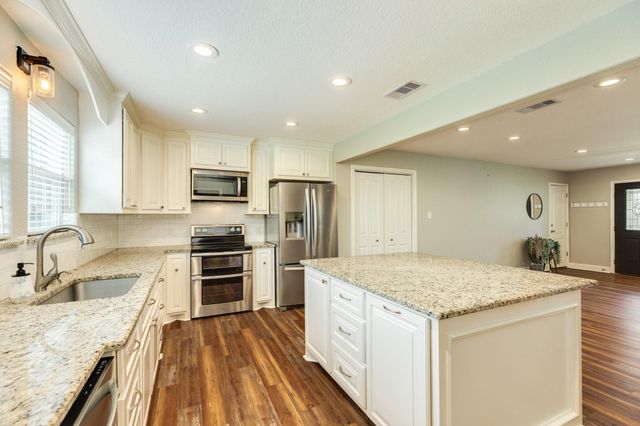 218 Palm Lane, Lake Jackson, TX 77566