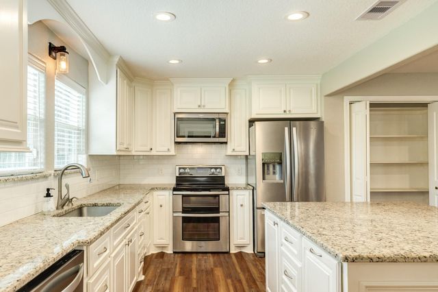 218 Palm Lane, Lake Jackson, TX 77566
