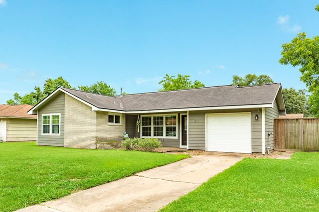 218 Palm Lane, Lake Jackson, TX 77566