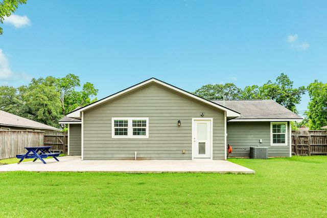 218 Palm Lane, Lake Jackson, TX 77566