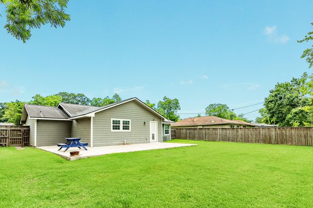 218 Palm Lane, Lake Jackson, TX 77566
