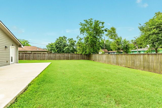 218 Palm Lane, Lake Jackson, TX 77566