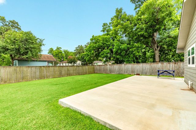 218 Palm Lane, Lake Jackson, TX 77566