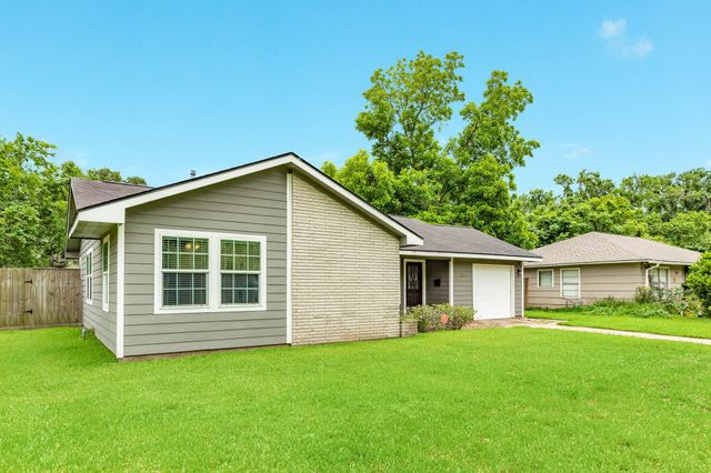 218 Palm Lane, Lake Jackson, TX 77566