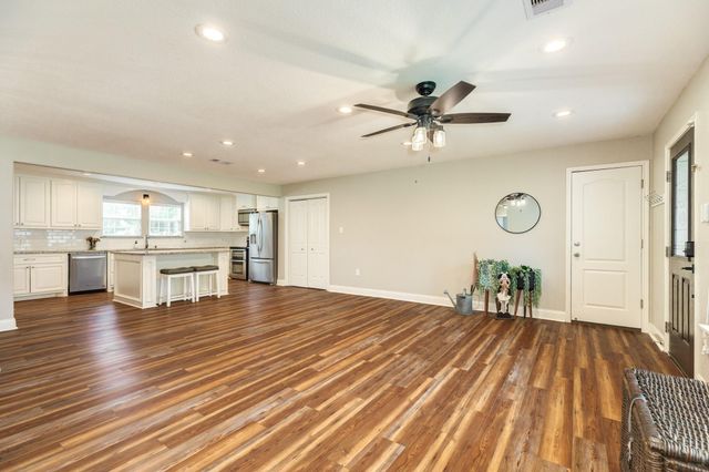 218 Palm Lane, Lake Jackson, TX 77566