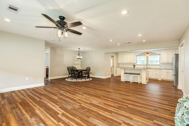 218 Palm Lane, Lake Jackson, TX 77566