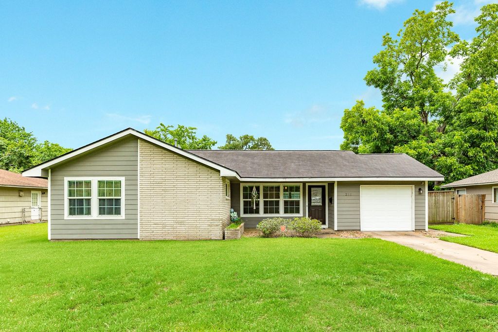 218 Palm Lane, Lake Jackson, TX 77566