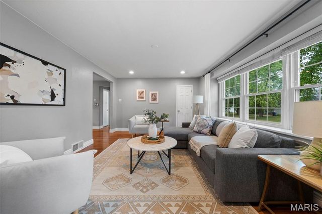6143 Pointview Lane, St Louis, MO 63123