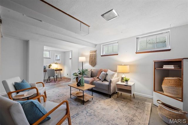 6143 Pointview Lane, St Louis, MO 63123