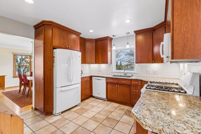 4860 Woodridge Court, Minnetonka, MN 55345