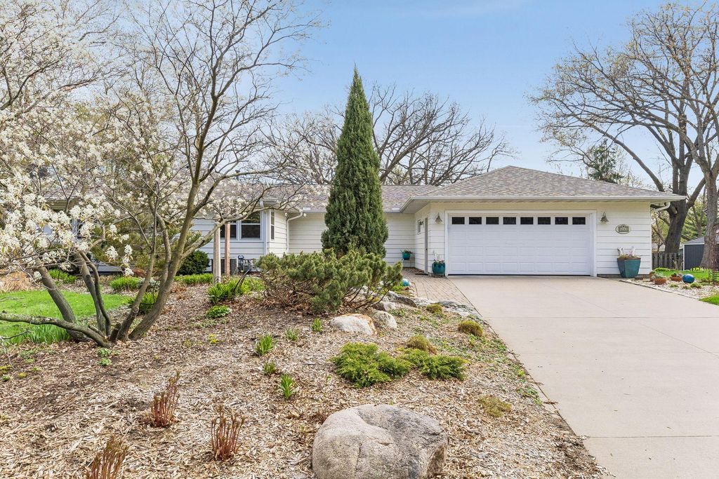 4860 Woodridge Court, Minnetonka, MN 55345