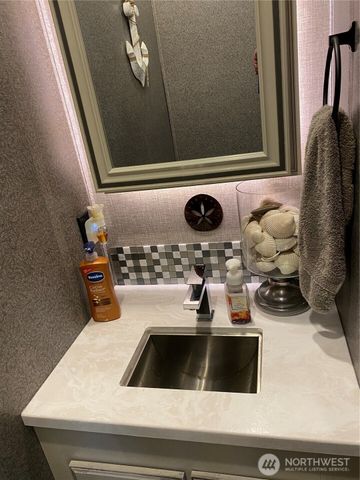 132 Victoria Loop NE, Ocean Shores, WA 98569