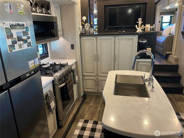 132 Victoria Loop NE, Ocean Shores, WA 98569