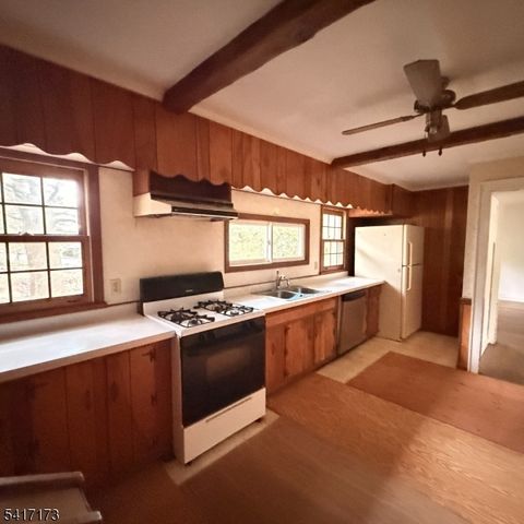 76 Valley View Rd, High Bridge Boro, NJ 08829