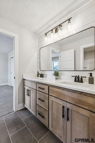 3901 S 212th Street, Elkhorn, NE 68022