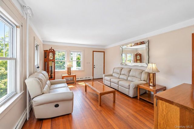 49 Collins Avenue, Kings Park, NY 11754