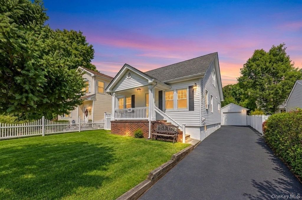 49 Collins Avenue, Kings Park, NY 11754