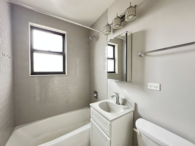 817 W Lakeside Place 409, Chicago, IL 60640