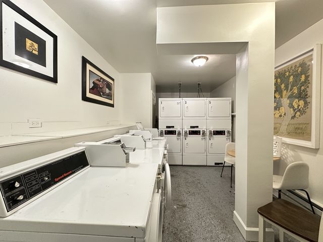 817 W Lakeside Place 409, Chicago, IL 60640