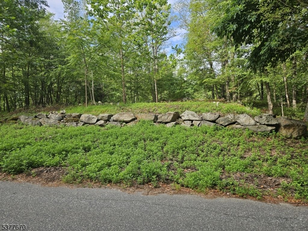 15 Lakeside Dr, Vernon Twp., NJ 07461