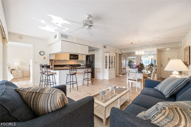 5905 Trailwinds DR 812, Fort Myers, FL 33907