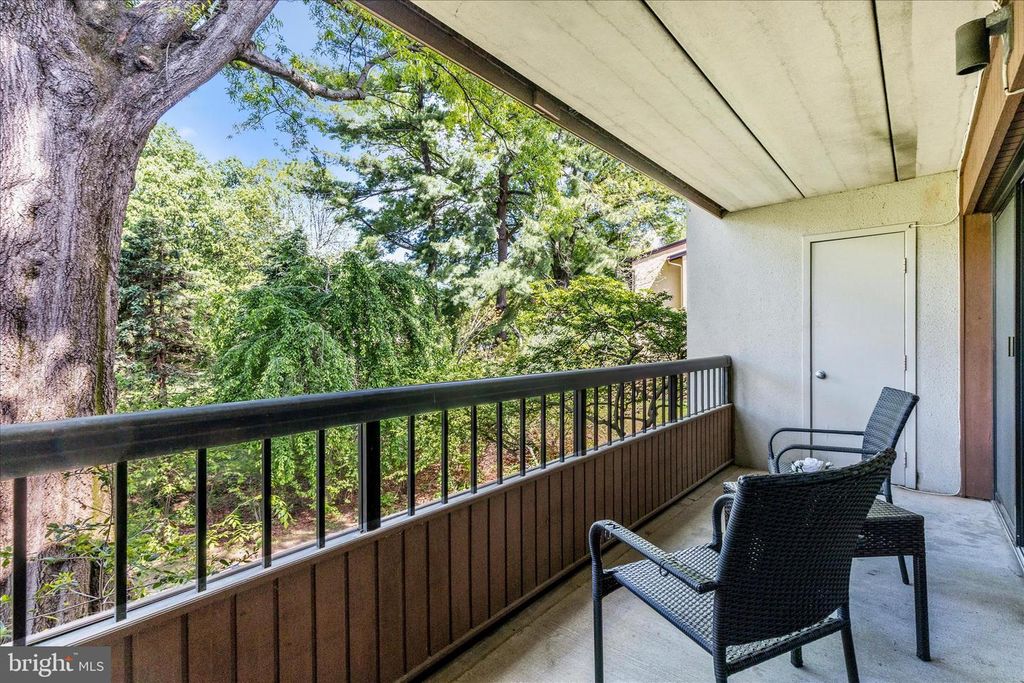 Image 10 of property listing at 5713 HARPERS FARM RD #C, Columbia, MD 21044