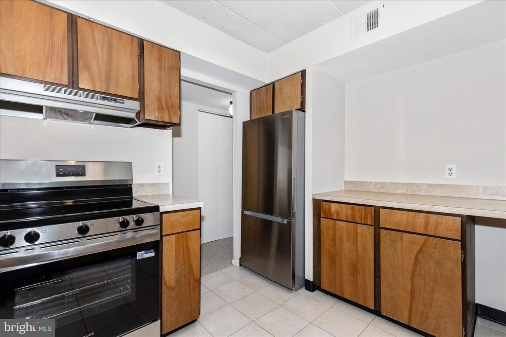 Image 19 of property listing at 5713 HARPERS FARM RD #C, Columbia, MD 21044