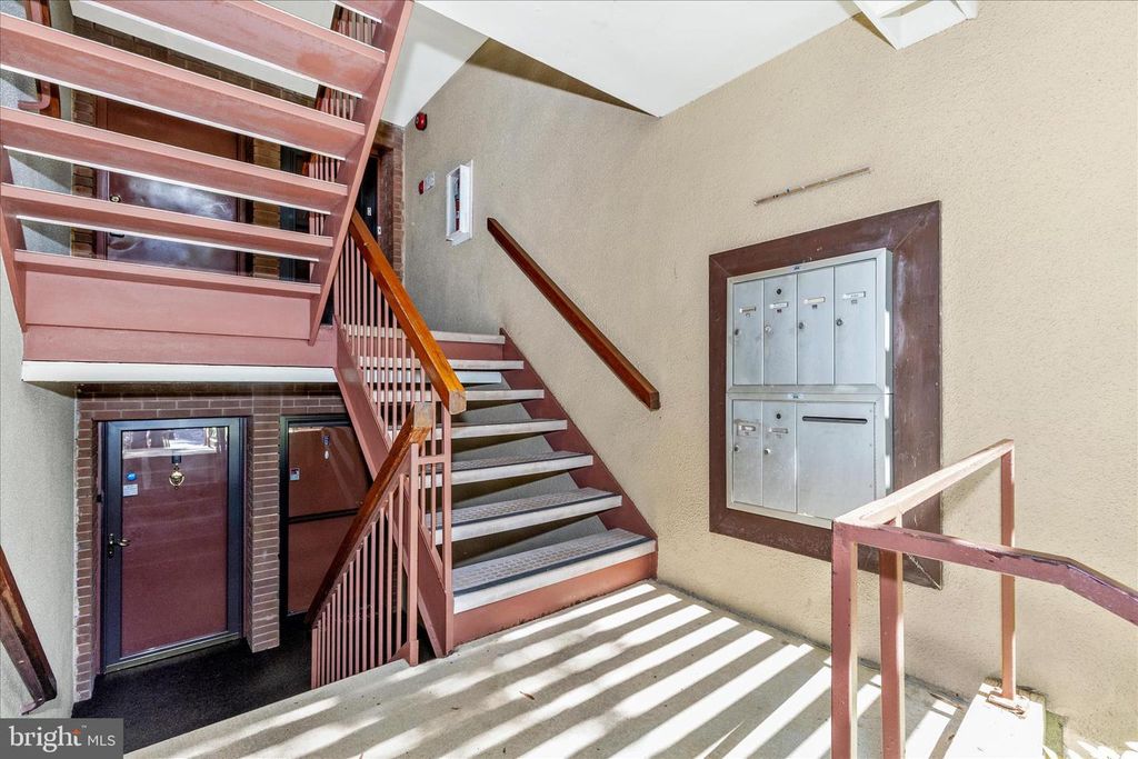 Image 2 of property listing at 5713 HARPERS FARM RD #C, Columbia, MD 21044