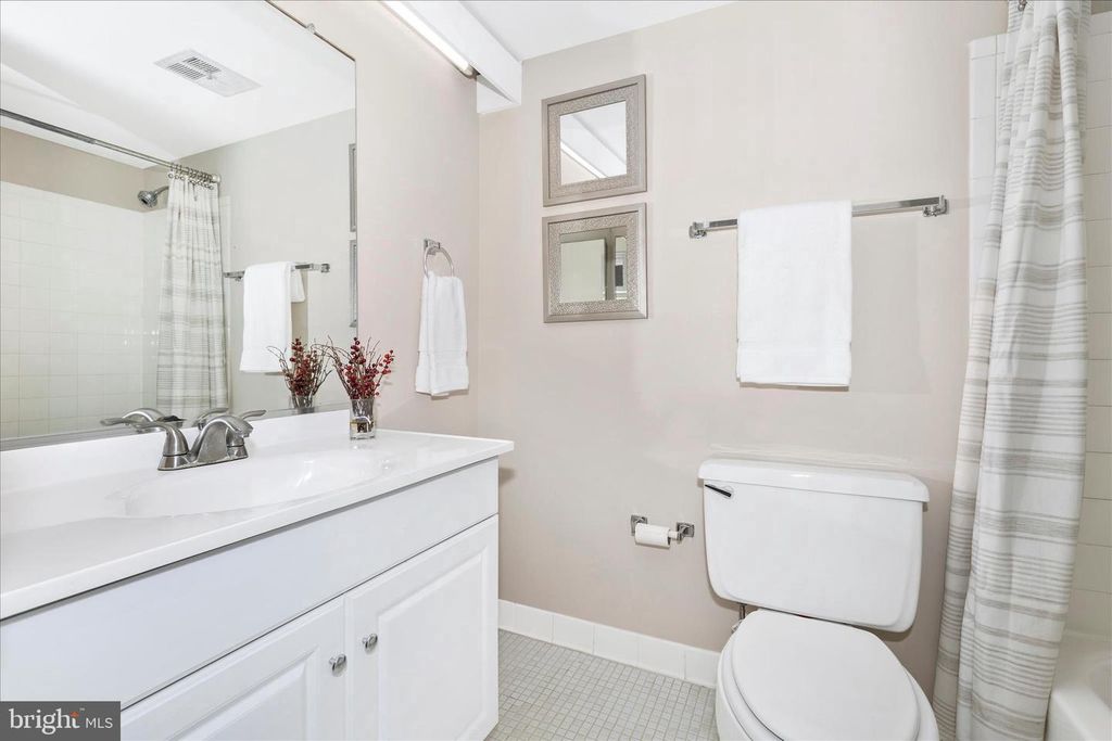 Image 27 of property listing at 5713 HARPERS FARM RD #C, Columbia, MD 21044