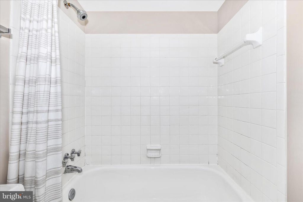Image 28 of property listing at 5713 HARPERS FARM RD #C, Columbia, MD 21044