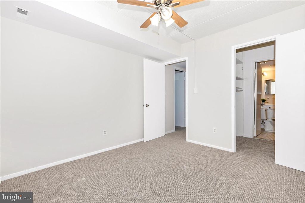 Image 31 of property listing at 5713 HARPERS FARM RD #C, Columbia, MD 21044
