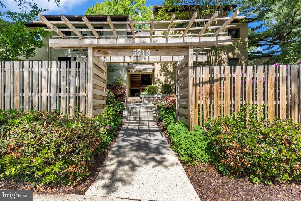 Image 38 of property listing at 5713 HARPERS FARM RD #C, Columbia, MD 21044
