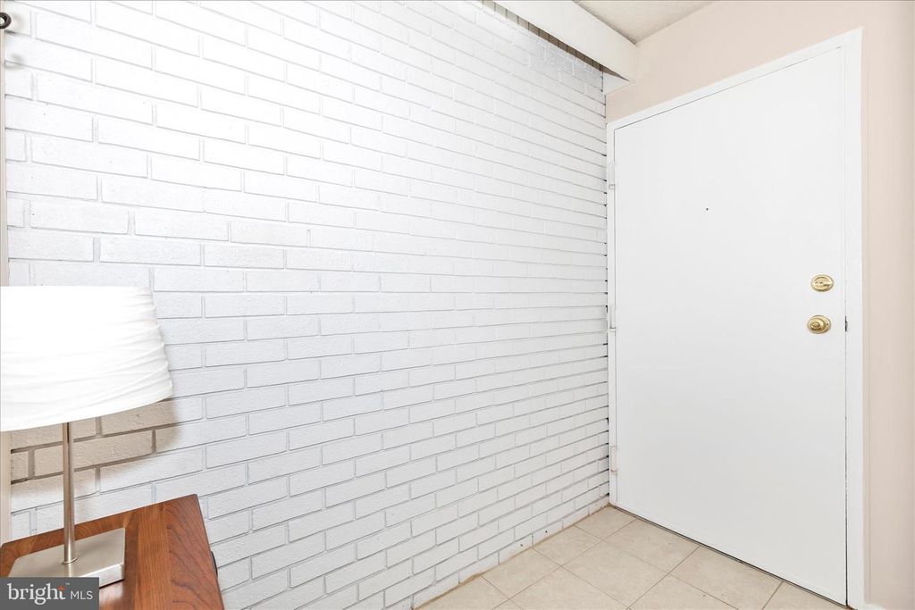 Image 4 of property listing at 5713 HARPERS FARM RD #C, Columbia, MD 21044