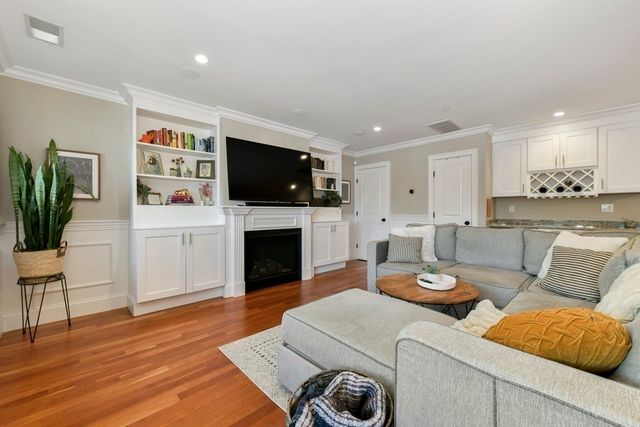 49 L St 5, Boston, MA 02127