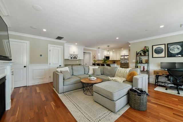 49 L St 5, Boston, MA 02127