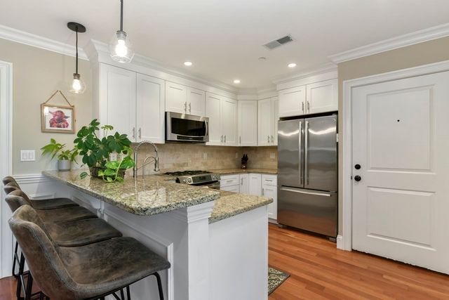 49 L St 5, Boston, MA 02127