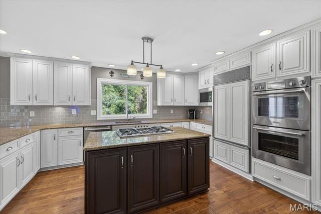 1040 Wellington Terrace, Town And Country, MO 63017