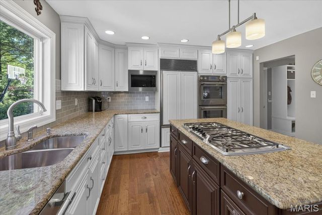 1040 Wellington Terrace, Town And Country, MO 63017
