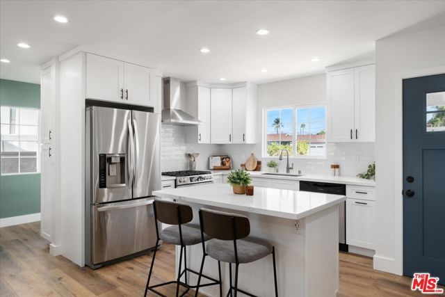 7045 Varna Avenue, North Hollywood (los Angeles), CA 91605