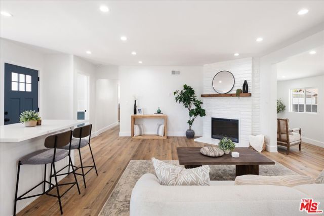 7045 Varna Avenue, North Hollywood (los Angeles), CA 91605