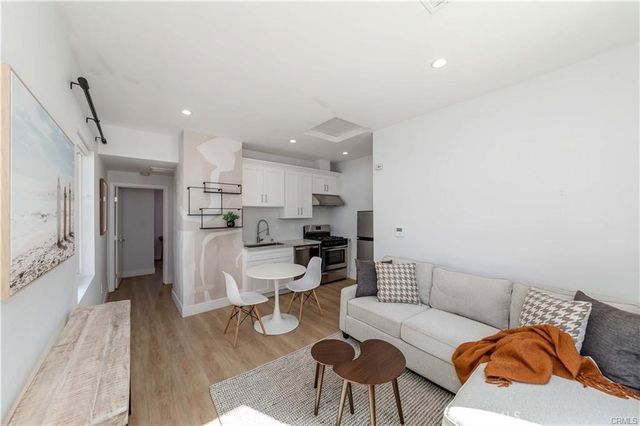 7426 Leescott Avenue, Lake Balboa, CA 91406