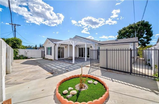 7426 Leescott Avenue, Lake Balboa, CA 91406