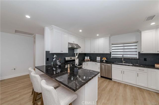 7426 Leescott Avenue, Lake Balboa, CA 91406