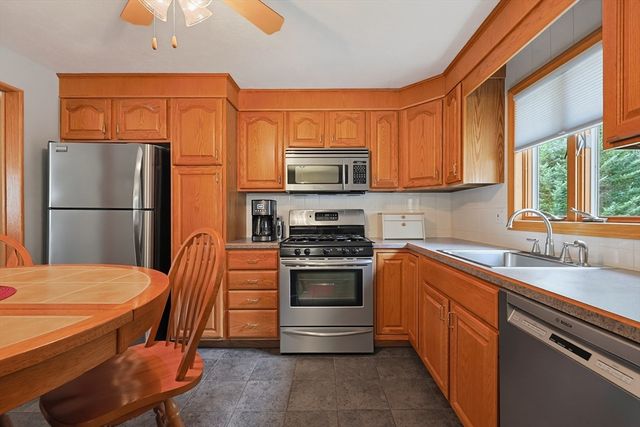 19 Bellflower Rd, Billerica, MA 01821