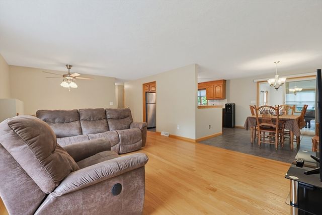 19 Bellflower Rd, Billerica, MA 01821