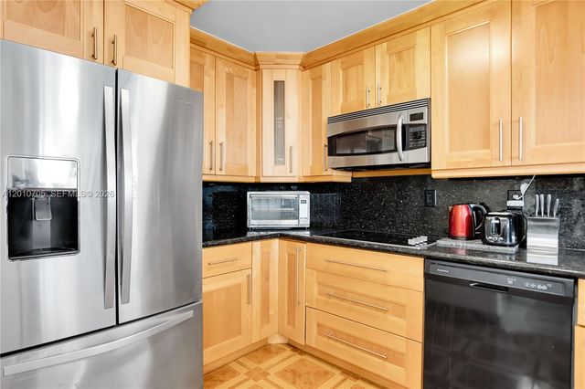 3701 N Country Club Dr 2203, Aventura, FL 33180