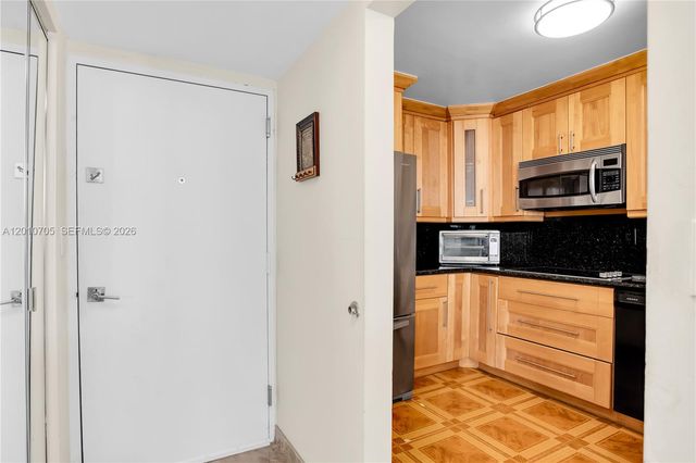 3701 N Country Club Dr 2203, Aventura, FL 33180