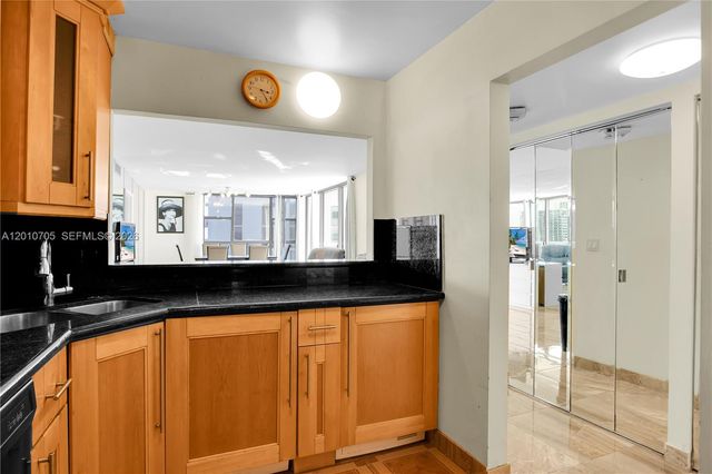 3701 N Country Club Dr 2203, Aventura, FL 33180