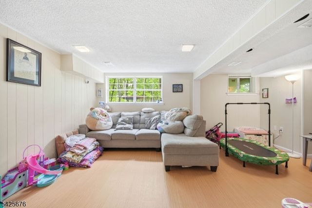 15 Dena Dr, Wanaque Boro, NJ 07465