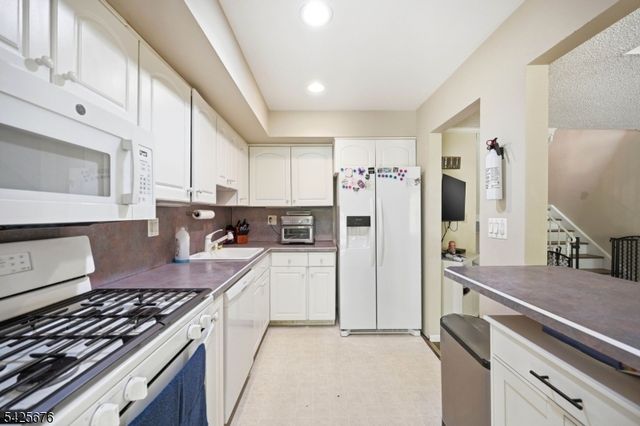 15 Dena Dr, Wanaque Boro, NJ 07465